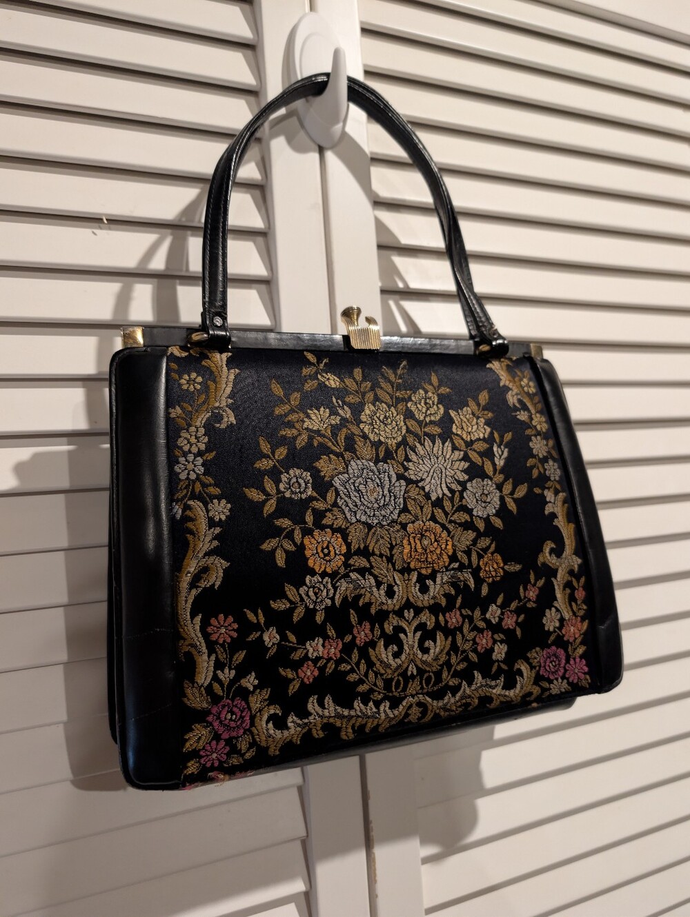 Vintage Black Floral Tapestry Handbag Kiss Lock Purse w/ Coin Purse